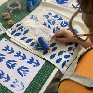 Muster entwerfen im Workshop von Ursula Tücks mit Stempeldruck und Kartoffeldruck.
